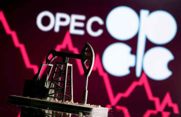 3Dプリンター製模型の背後に表示された石油輸出国機構（OPEC）のロゴ＝2020年4月（ロイター＝共同）