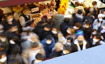 大みそか、大勢の人でにぎわう東京・上野のアメ横商店街＝2021年12月31日