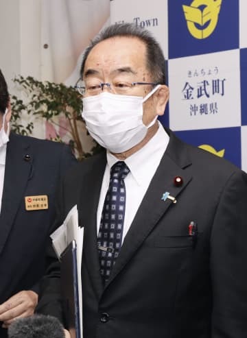 取材に応じる西銘沖縄北方相＝5日午後、沖縄県金武町役場