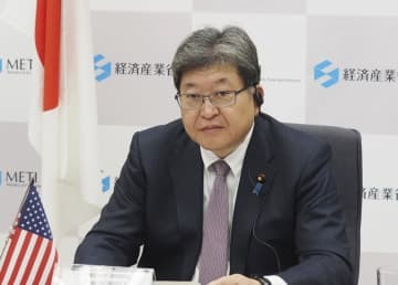米エネルギー省のグランホルム長官とオンラインで会談する萩生田経産相＝6日午前、経産省（同省提供）