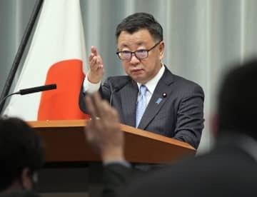 記者会見する松野官房長官＝6日午前、首相官邸