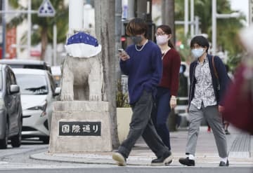 那覇市の国際通りをマスク姿で歩く人たち＝6日午後