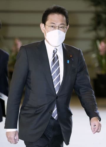 首相官邸に入る岸田首相＝6日午前