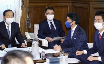 衆院議運委理事会に臨む松野官房長官（左から2人目）＝7日午前、国会