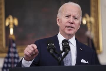 7日、ホワイトハウスで演説するバイデン米大統領（UPI＝共同）