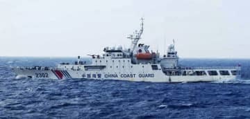 2021年12月に沖縄県・尖閣諸島周辺の領海に侵入した中国海警局の艦船（第11管区海上保安本部提供）