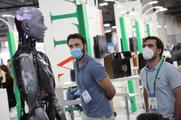 世界最大級の家電IT見本市「CES」を見学するマスク姿の来場者＝5日、米ラスベガス（UPI＝共同）