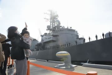 家族らに見送られながら海上自衛隊呉基地を出港する護衛艦「さみだれ」＝9日午前、広島県呉市