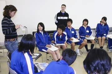 2006年、群馬県内の学校で授業を行うバヒア・サーモンズレインさん（左端）（本人提供）