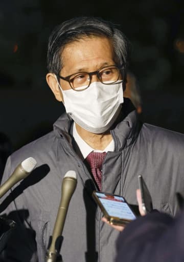 岸田首相と面会後、記者団の取材に応じる新型コロナウイルス感染症対策分科会の尾身茂会長＝10日午後、首相公邸