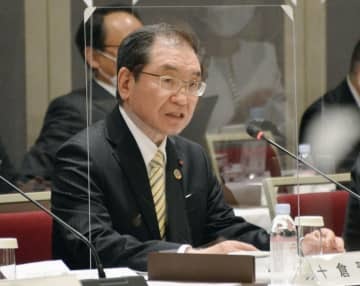 自民党の茂木幹事長らとの会談であいさつする経団連の十倉雅和会長＝11日午前、東京都千代田区（代表撮影）