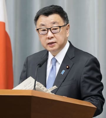 記者会見する松野官房長官＝11日午前、首相官邸