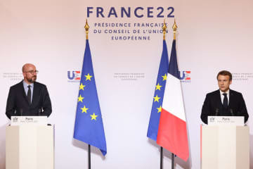 11日、パリで記者会見するフランスのマクロン大統領（右）とミシェルEU大統領（ゲッティ＝共同）