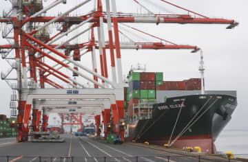 東京港の埠頭に停泊するコンテナ船＝2021年10月（AP＝共同）