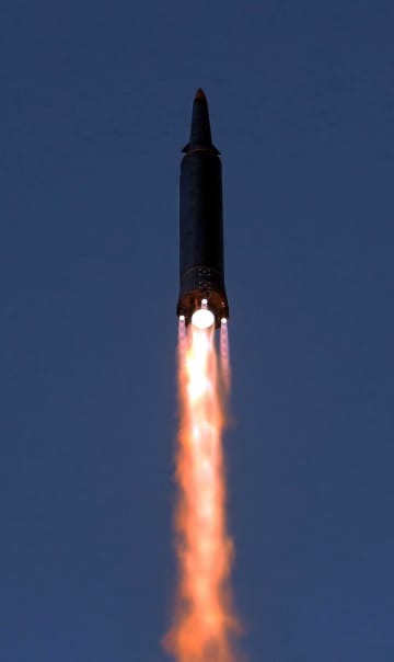 北朝鮮の国防科学院が行った極超音速ミサイルの発射実験＝11日（朝鮮中央通信＝共同）