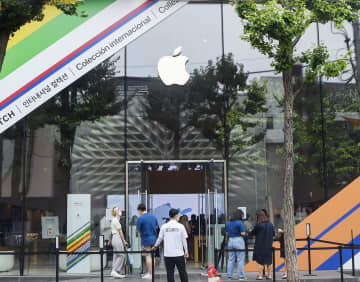 ソウル市内にあるアップルの販売店＝2021年8月（共同）