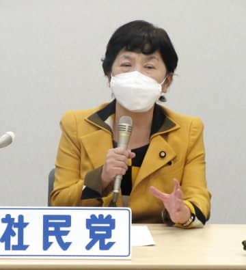 記者会見で、党首選への立候補を表明した社民党の福島党首＝12日午後、国会