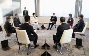 自動車販売店を視察し、整備士らと意見交換する岸田首相（奥中央右）＝13日午前、東京都品川区（代表撮影）