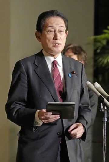 日本学術会議の梶田隆章会長との会談などについて記者団の取材に応じる岸田首相＝13日午後、首相官邸