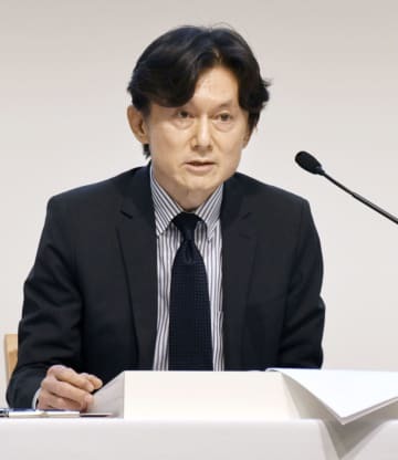 記者会見するファーストリテイリングの岡崎健CFO＝13日午後、東京都港区
