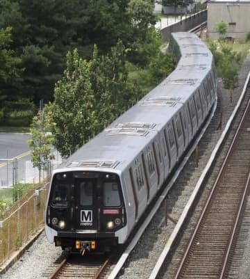 川崎重工業が製造した米ワシントン首都圏地下鉄の車両「7000系」＝2021年7月、米メリーランド州（共同）