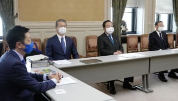 立憲民主党の安定的な皇位継承に関する検討委員会に臨む野田元首相（中央右）ら＝14日午前、国会