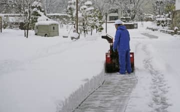 富山市内の公園で行われる除雪作業＝14日午後