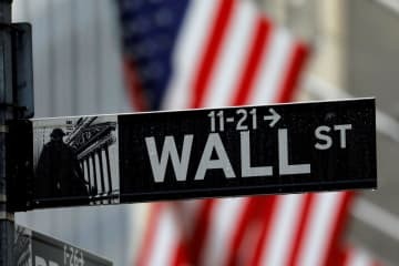 ウォール街の標識＝ニューヨーク（ロイター＝共同）