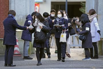 大学入学共通テストの会場に向かう受験生ら＝15日午前、東京都文京区の東大