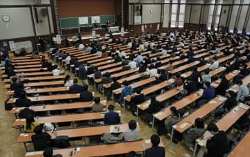 大学入学共通テストに臨む受験生＝15日午前、東京都文京区の東大