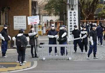 東大前で男女3人が刃物のようなもので男に襲われ負傷し、集まった捜査員ら。不安を抱え大学入学共通テストに臨む受験生もいた＝15日午前9時55分、東京都文京区