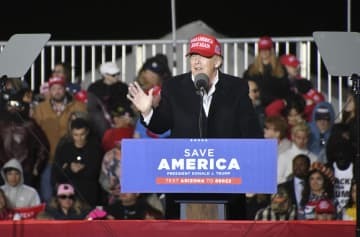 米西部アリゾナ州フローレンスでの集会で、支持者らを前に演説するトランプ前米大統領＝15日（共同）