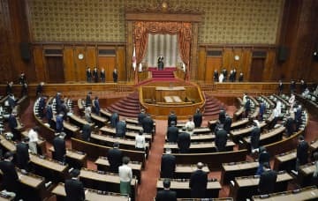 天皇陛下を迎えて開かれた第208通常国会の開会式＝17日午後、参院本会議場