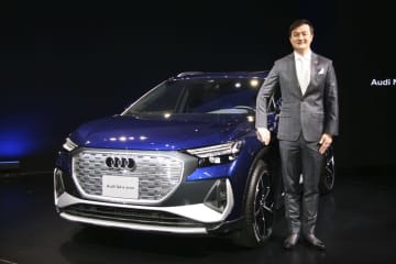 アウディジャパンの「Q4　e―tron」とマティアス・シェーパース社長＝17日午後、東京都港区