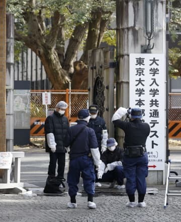 受験生ら3人が刃物で切り付けられた現場付近を調べる警察官ら＝15日午前、東京都文京区の東大