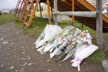 昨年5月、女子生徒の遺体が見つかった公園に手向けられた花束＝北海道旭川市