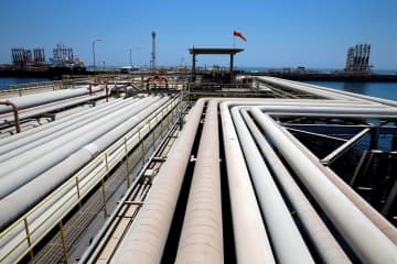 サウジアラビア東部ラスタヌラの製油所＝2018年5月（ロイター＝共同）