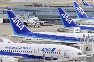 羽田空港に駐機する全日空機＝2020年10月