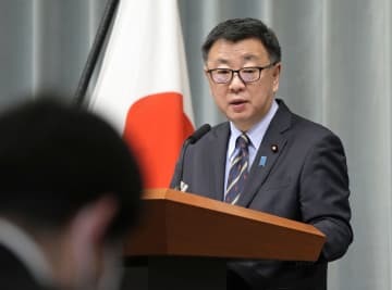 記者会見する松野官房長官＝18日午前、首相官邸