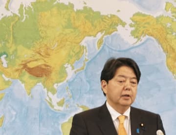 記者会見する林外相＝18日午前、外務省