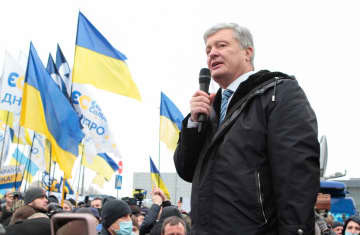 ウクライナ・キエフの空港に到着し、支持者を前に演説するポロシェンコ前大統領＝17日（タス＝共同）