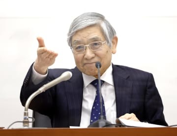 金融政策決定会合を終え、記者会見する日銀の黒田総裁＝18日午後、日銀本店