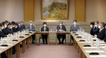 衆院議長公邸で開かれた皇室の課題に関する全体会議＝18日午後