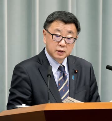 記者会見する松野官房長官＝18日午後、首相官邸