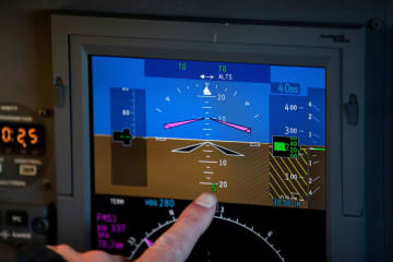 航空機のコクピットに設置された計器＝8日、サウスカロライナ州ウェストコロンビア（ロイター＝共同）