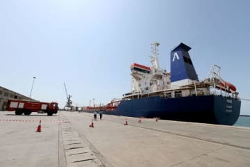 中東イエメンの港に停泊するオイルタンカー＝2019年（ロイター＝共同）