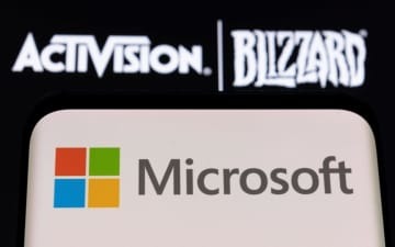 画面に表示された米マイクロソフト（下）とアクティビジョン・ブリザードのロゴ（ロイター＝共同）