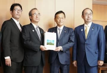 7日、末松文科相（中央右）に要望書を手渡す新潟県の花角英世知事（同左）＝文科省