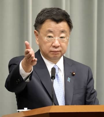 記者会見する松野官房長官＝19日午前、首相官邸