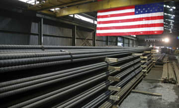 米ミネソタ州の工場で出荷を待つ鋼材＝2019年5月（AP＝共同）